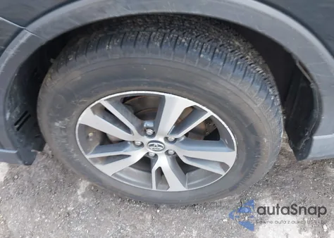 2017 Toyota Rav4 Xle z USA, uszkodzony, nr VIN JTMRFREV7HJ119085